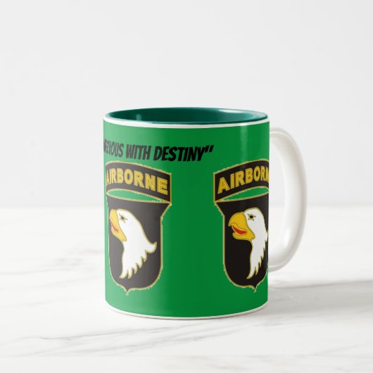 A 101e mok voor koffie in de lucht (Voorkant rechts)