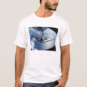 A B-2-spiriën worden in de positie gebracht voor  T-shirt