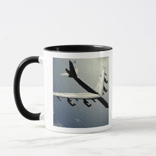A B-52 Stratofort tijdens de vlucht Mok (Links)