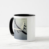 A B-52 Stratofort tijdens de vlucht Mok (Voorkant links)