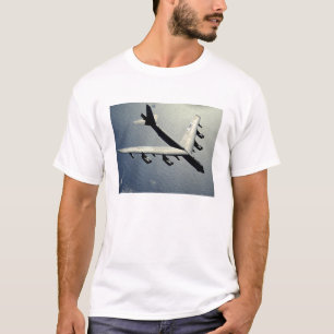A B-52 Stratofort tijdens de vlucht T-shirt