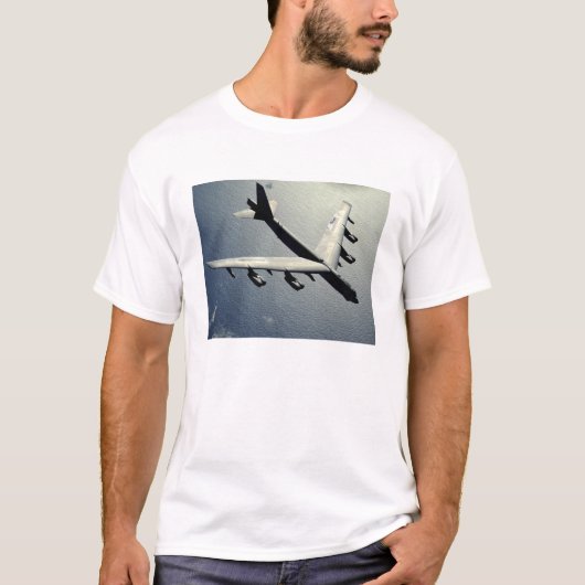 A B-52 Stratofort tijdens de vlucht T-shirt (Voorkant)
