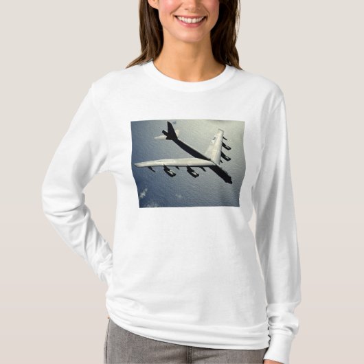 A B-52 Stratofort tijdens de vlucht T-shirt (Voorkant)