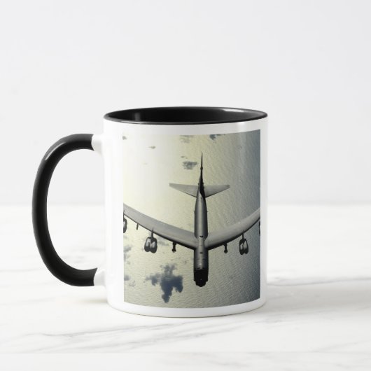 A B-52 Stratofort tijdens vlucht 2 Mok (Links)