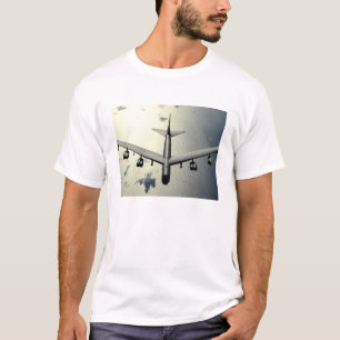 A B-52 Stratofort tijdens vlucht 2 T-shirt