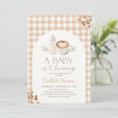 A Baby is Brewing Gingham Coffee Baby Shower Kaart (Staand voorkant)