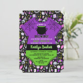 "A Baby is Brewing" modern halloween Baby shower Kaart (Staand voorkant)