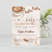 a baby prepares a baby shower invitation kaart (Staand voorkant)