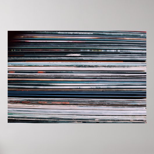 A background conisting of a stack of records in t poster (Voorkant)