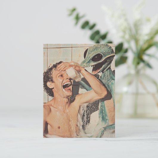 A Bathing Shock Alien Shows Up While in Bathtub Briefkaart (Staand voorkant)