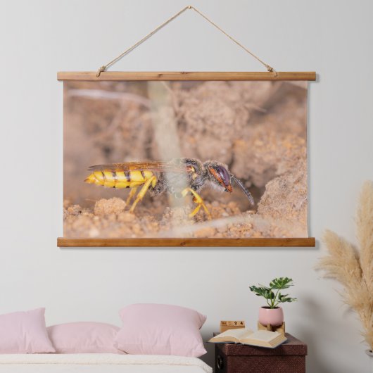 A beautiful close-up photograph of a wasp hangend wandkleed (Slaapkamer)