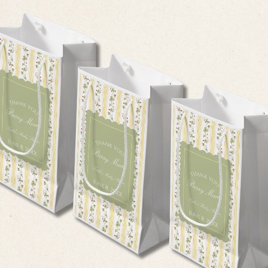 A berry sweet baby is on the way klein cadeauzakje