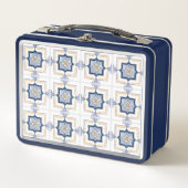 A blue and white metal lunchbox with a geometric  (Voorkant)