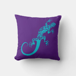 A blue gecko as a pet. Kook Art Throw Pillow Kussen