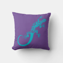 A blue gecko as a pet. Kook Art Throw Pillow Kussen