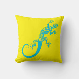 A blue gecko as a pet. Kook Art Throw Pillow Kussen