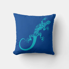 A blue gecko as a pet. Kook Art Throw Pillow Kussen