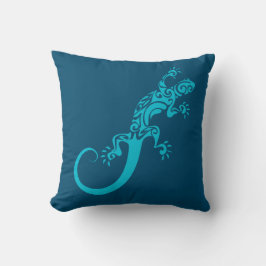 A blue gecko as a pet. Kook Art Throw Pillow Kussen
