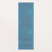 A blue yoga mat with a subtle geometric pattern  (Achterkant)