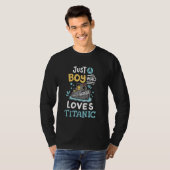 A Boy Who Loves The RMS Titanic Funny Cruise Ship  T-shirt (Voorkant volledig)