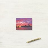 A Brilliant Sunset, Silhouette Of Lower Manhattan. Post-it® Notes (Op bureau)