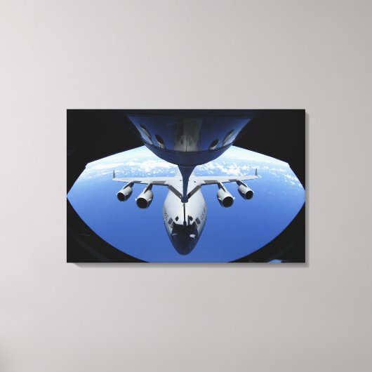 A C-17 Globemaster III ontvangt brandstof Canvas Afdruk (Voorkant)