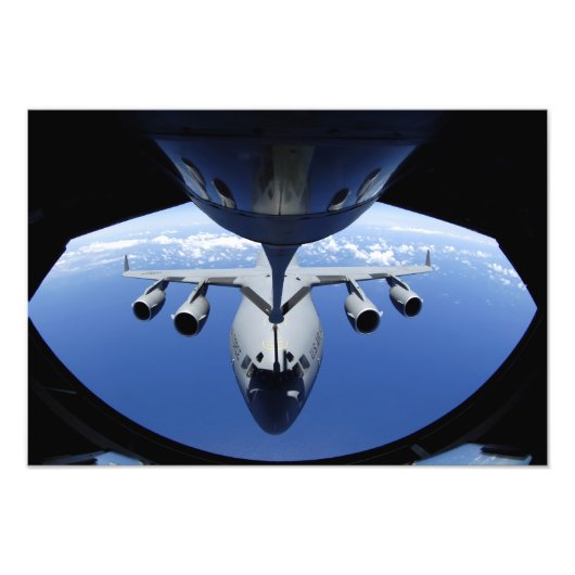 A C-17 Globemaster III ontvangt brandstof Foto Afdruk (Voorkant)