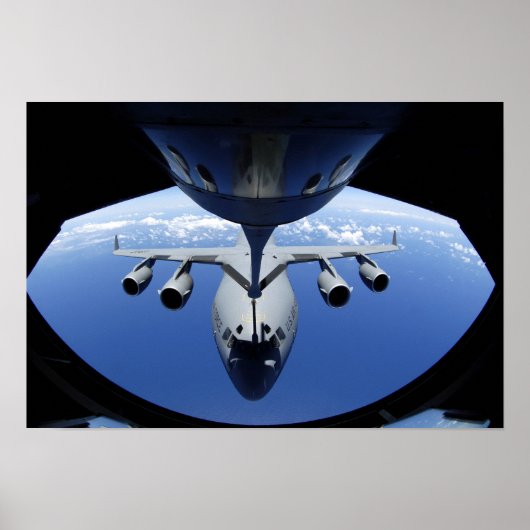 A C-17 Globemaster III ontvangt brandstof Poster (Voorkant)