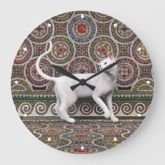 A cat on the mosaic large clock grote klok