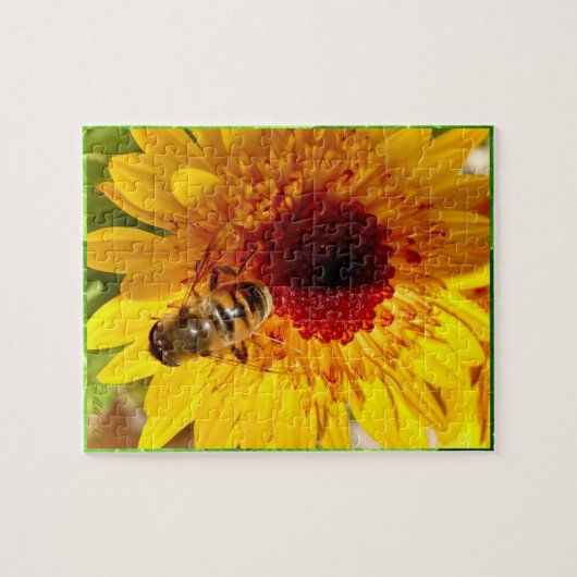 A cheerful flower with a busy bee puzzle.  legpuzzel (Horizontaal)