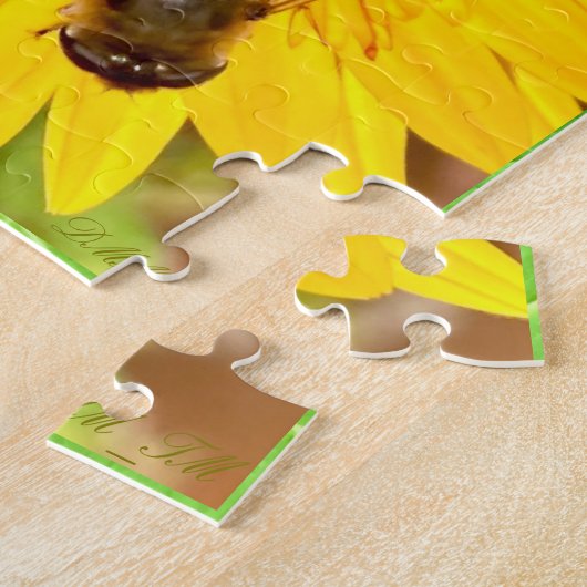 A cheerful flower with a busy bee puzzle. legpuzzel (Zijkant)