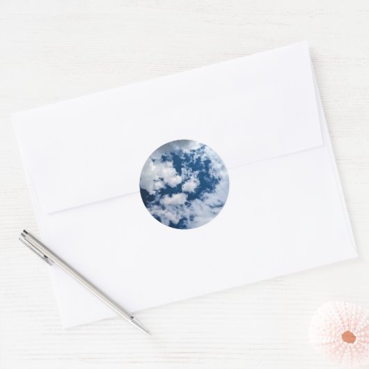 A circle in the clouds ronde sticker (Envelop)