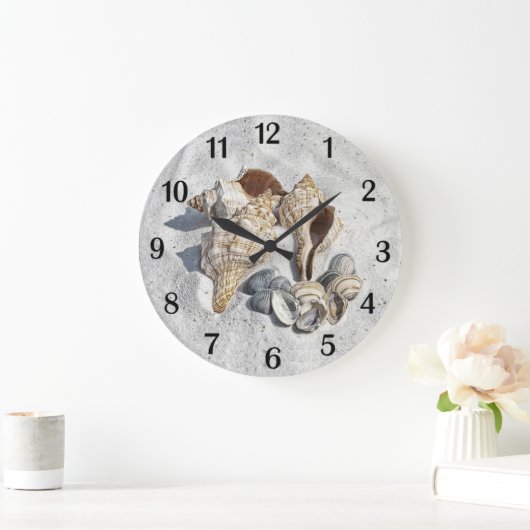 A Collection of Seashells on Sand Black Numbers Grote Klok (Huis)