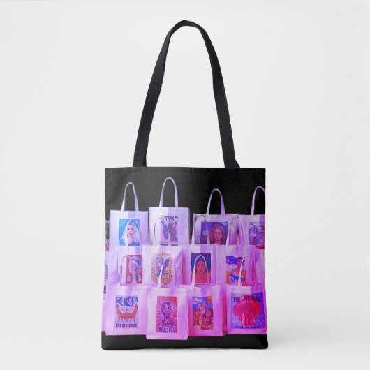 A Collection of Tote Bags on a Roomy Bag (Voorkant)