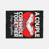 A Couple That Plays Cornhole Together - Valentine’ Fleece Deken (Voorkant (Horizontaal))