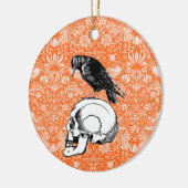 A Crow or Raven and Skull Halloween Sinaasappel Zw Keramisch Ornament (Links)