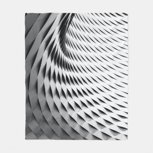 A curved facade covered in white latticework fleece deken (Voorkant)