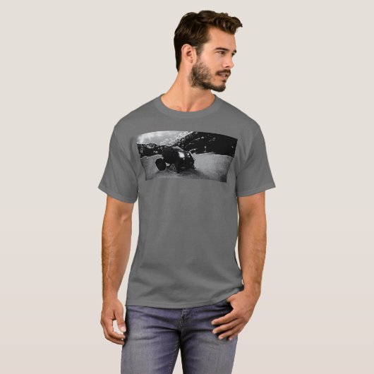 A Custom Cadillac Hobby RC Car in Snowy Mountains  T-shirt (Voorkant volledig)