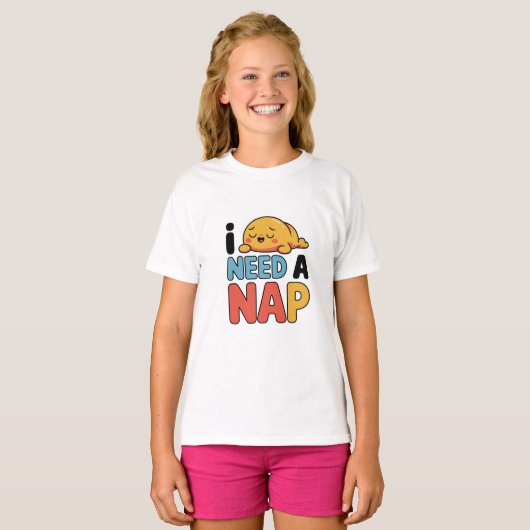 A cute and funny “Need A Nap” design featu T-Shirt (Voorkant volledig)