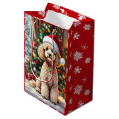 A Cute Festive Poodle Christmas   Medium Cadeauzakje (Voorkant Gekanteld)