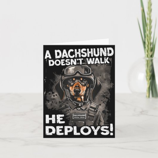 A Dachshund Doesn’t Walk He Deploys _ Wiener Dog  Kaart (Voorkant)