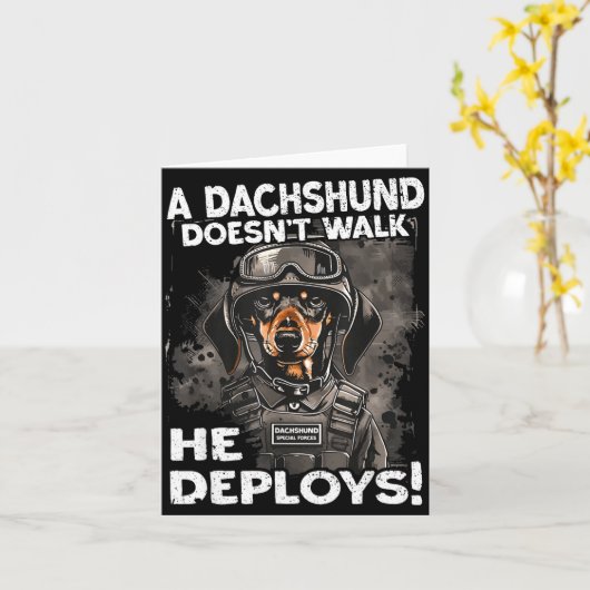 A Dachshund Doesn’t Walk He Deploys _ Wiener Dog  Kaart (Gele Bloem)