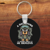 A Dachshund Doesn’t Walk He Deploys _ Wiener Dog Sleutelhanger (Voorkant)