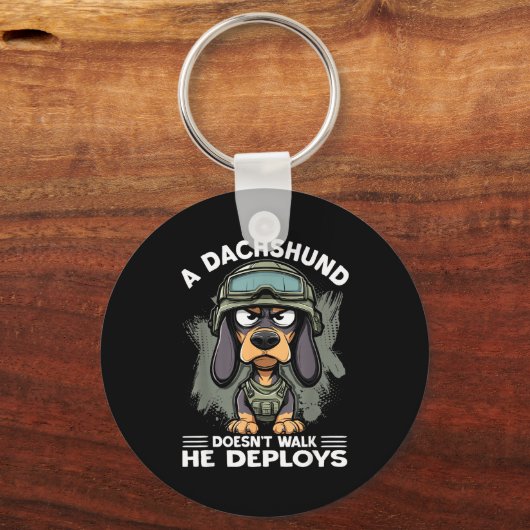 A Dachshund Doesn’t Walk He Deploys _ Wiener Dog Sleutelhanger (Voorkant)