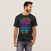 A Day Without Dog Hair Cold Noses Wet Kisses & Wag T-shirt (Voorkant volledig)
