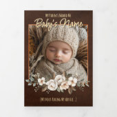 A Delicate & Humorous Birth Announcement - Neutral Drieluik Kaart (Cover)