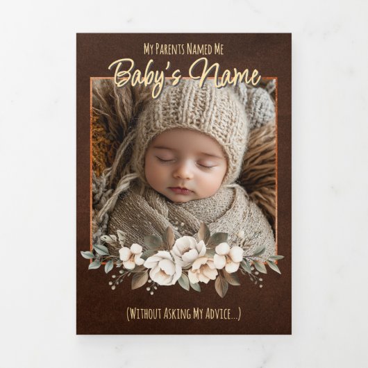 A Delicate & Humorous Birth Announcement - Neutral Drieluik Kaart (Cover)