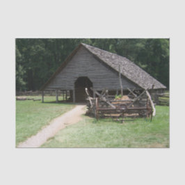 A-frame houten en stenen schuur met grote wagen tissuepapier
