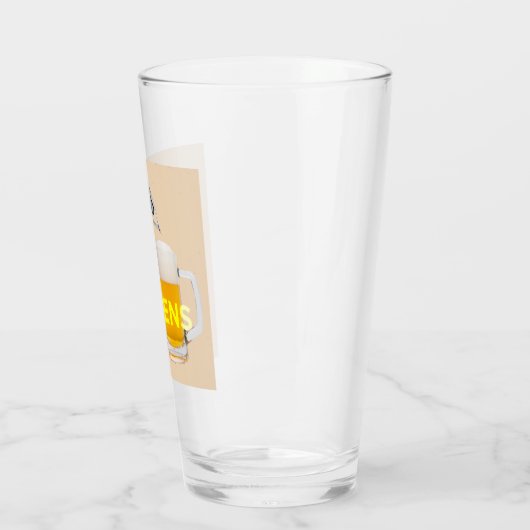 A fun and quirky “Sip Happens” pint glass Glas (Links)