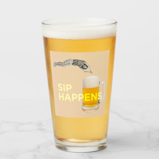A fun and quirky “Sip Happens” pint glass Glas (Voorkant gevuld)